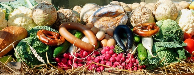 Gemüse und Wurst auf einem Marktstand