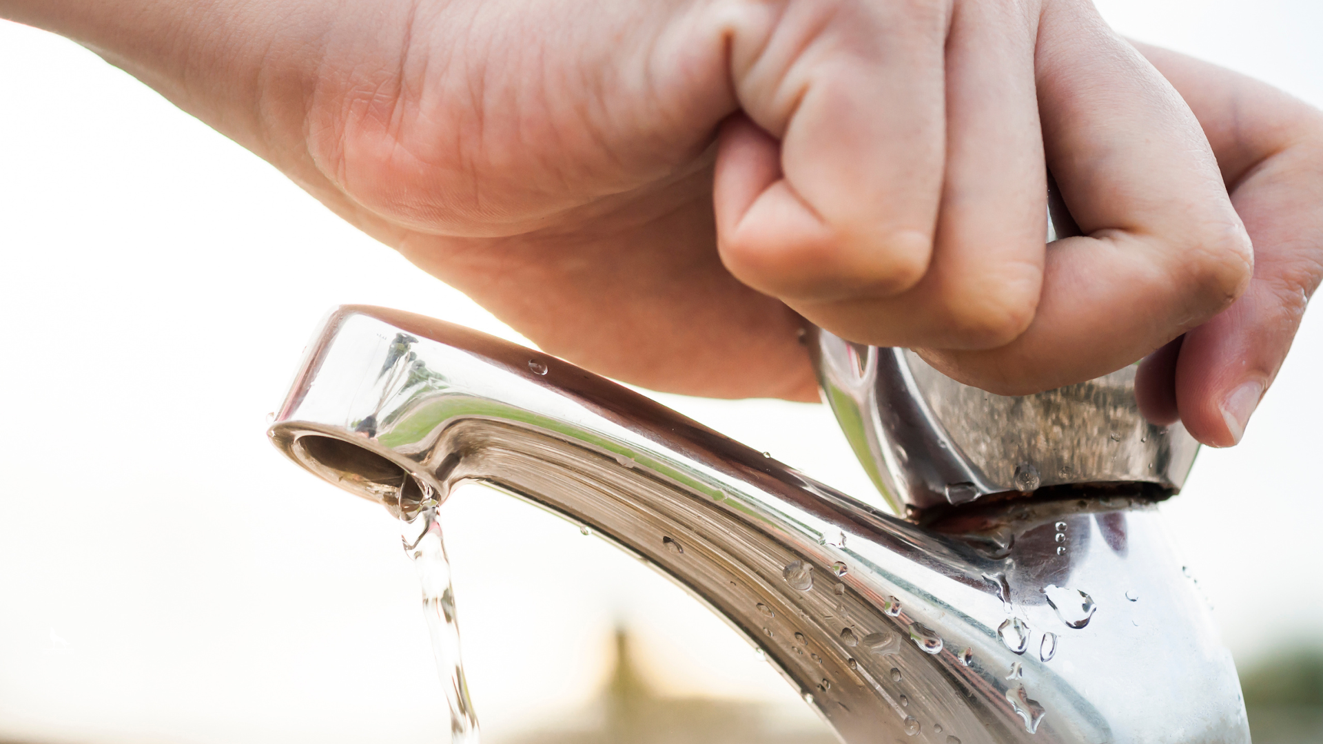 Wasserhahn der geschlossen wird