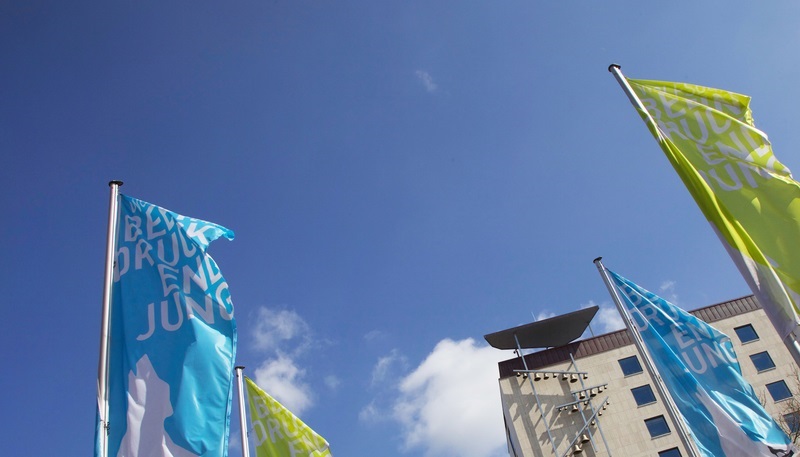 Wolfsburg Fahnen wehen vor dem Rathaus