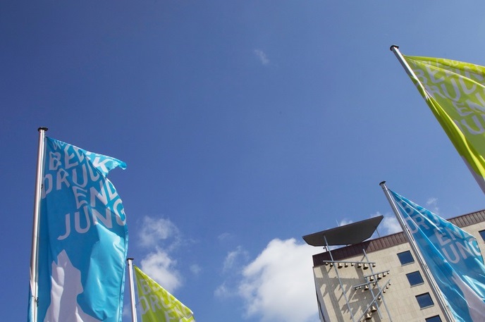 Wolfsburg Fahnen wehen vor dem Rathaus