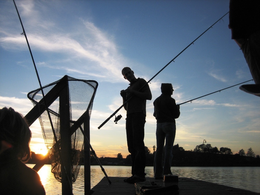 Angler auf einem Steg; Foto: Carsten Przygoda / pixelio.de
