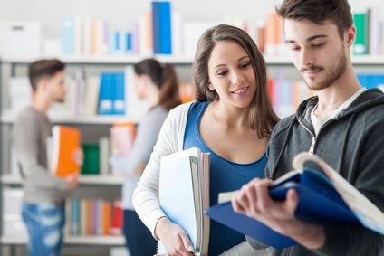 Junge Leute in der Bücherei; Foto: stokkete/Fotolia.com