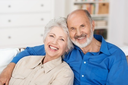 Ein älterer Mann umarmt eine ältere Frau. Beide lächeln. Foto: contrastwerkstatt/Fotolia.com