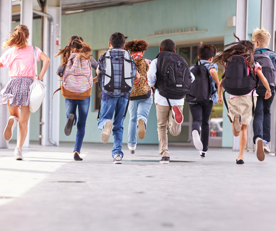 Kinder laufen in eine Schule