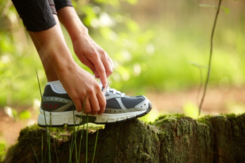 Laufschuh wird zugeschnürt; Foto: Christian Schwier / Fotolia.com