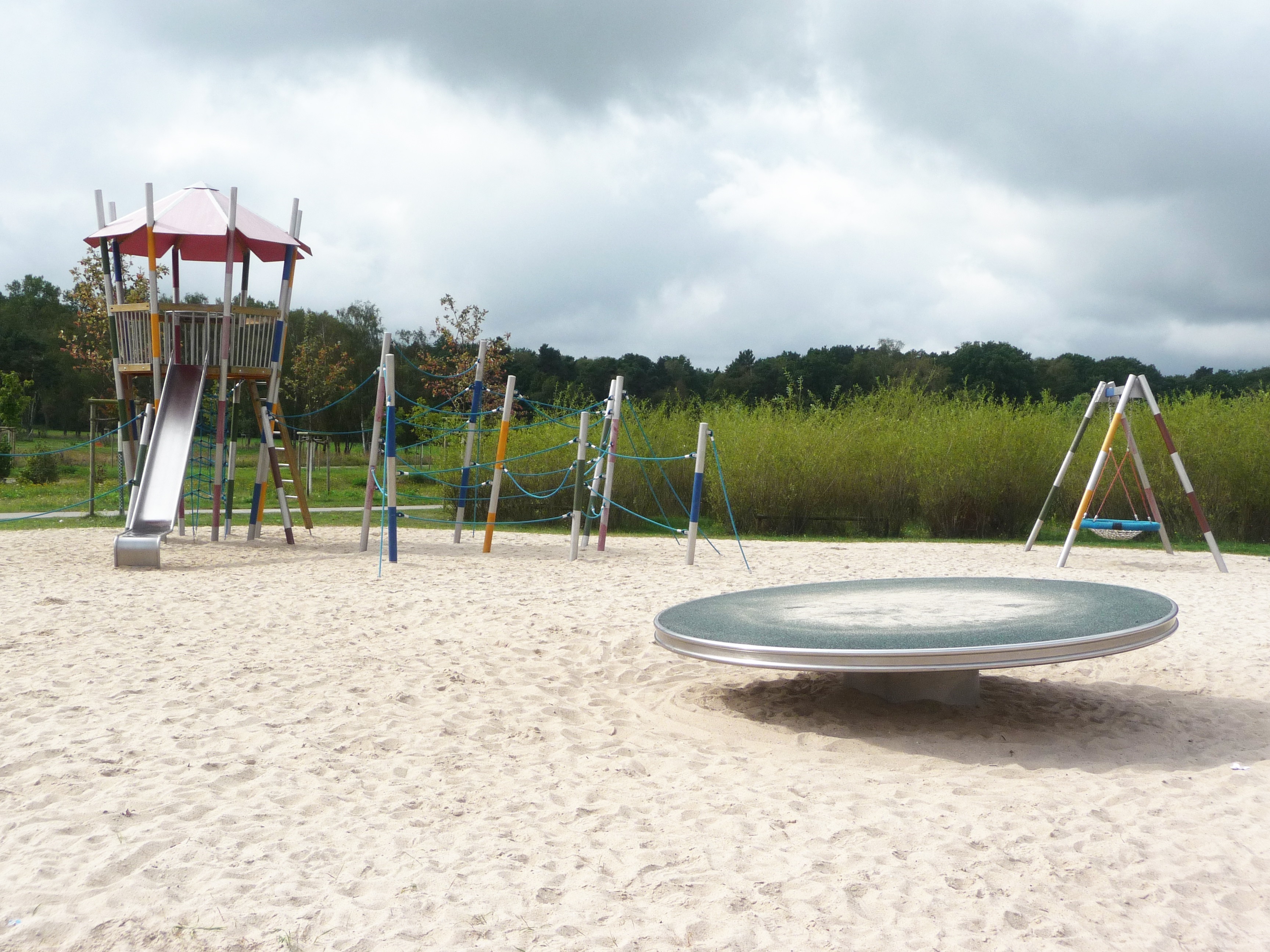 Spielplatz mit Rutsche, Schaukel und Drehscheibe