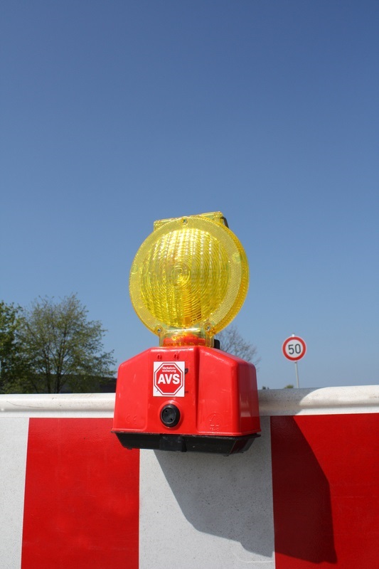 Eine Absperrbake vor blauem Himmel