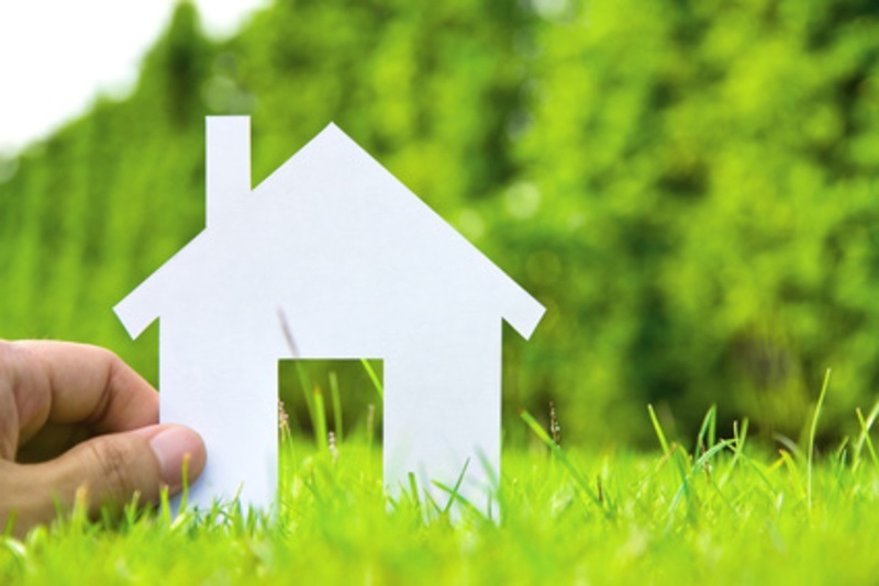 Cardboard house on a meadow; Photo: ponsulak/Fotolia.com