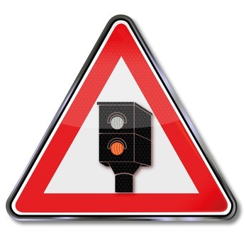 Ein Warnschild mit einer Radarfalle; Foto: ufotopixl10/Fotolia.com