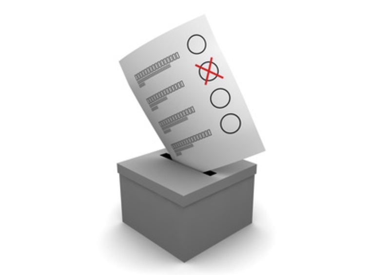 Ein Stimmzettel und eine Stimmzettelbox (Foto: Programmfabrik/Fotolia.com)