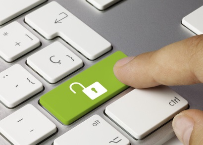 Ein Finger tippt auf eine Datenschutztaste