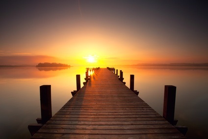 Steg an einem See mit Sonnenuntergang; Foto: Jenny Sturm/Fotolia.com