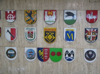 Wappen der Partnerstädte an der Wappenwand im Rathaus
