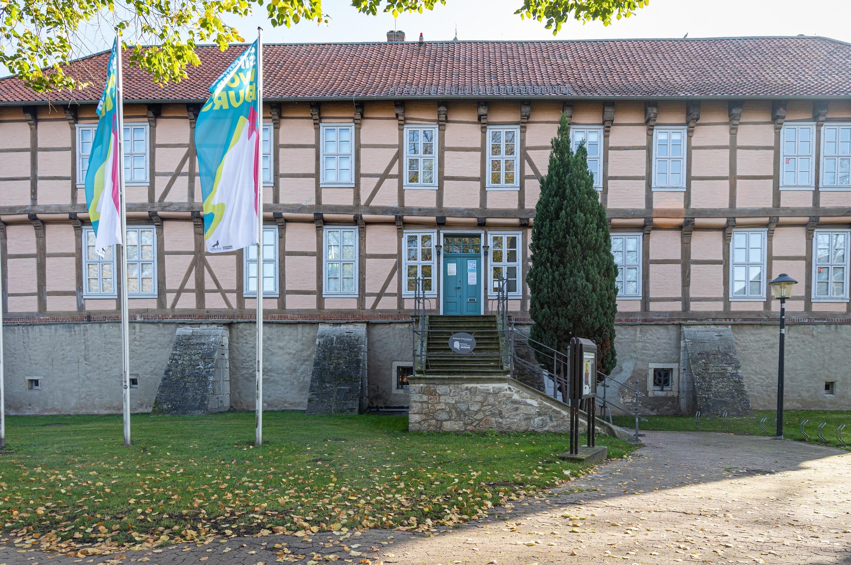 Außenansicht Schloss Fallersleben und Eingang zum Hoffmann-von-Fallersleben-Museum