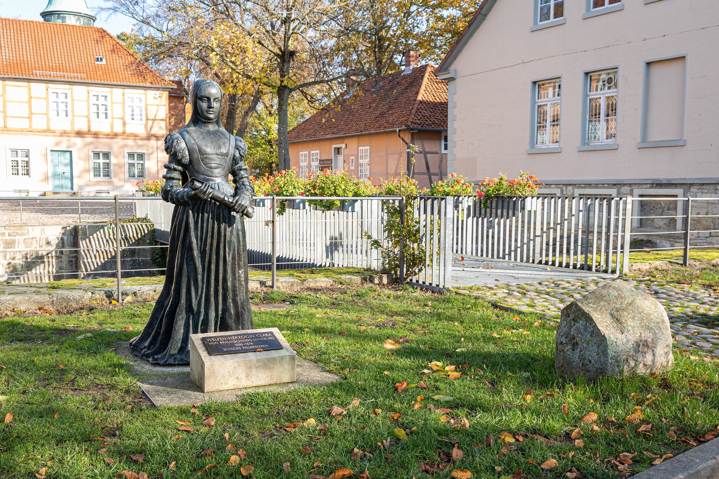 Herzogin Clara Statue vor dem Schloss Fallersleben