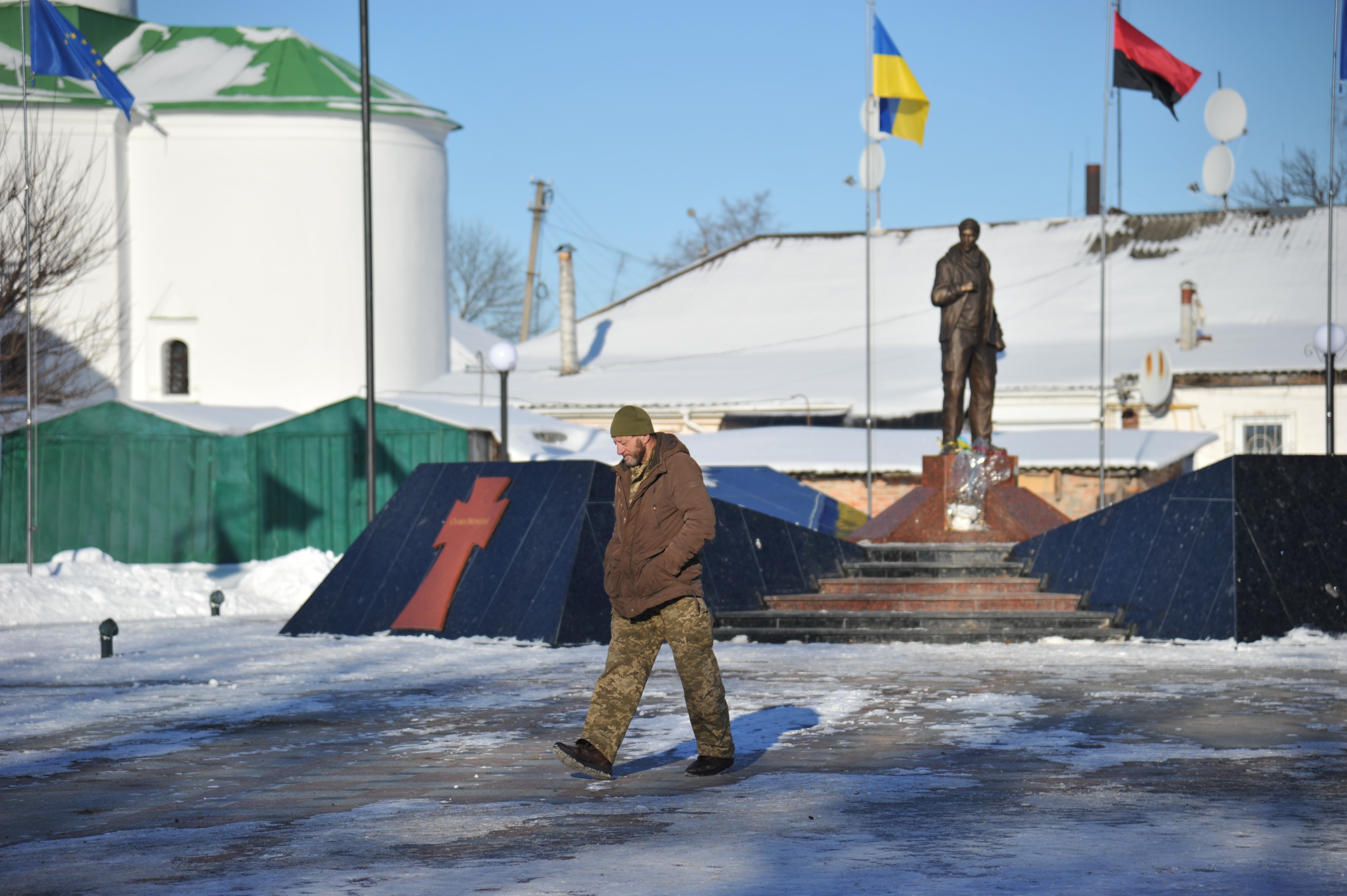 Ein Mann in Uniform vor einem Denkmal