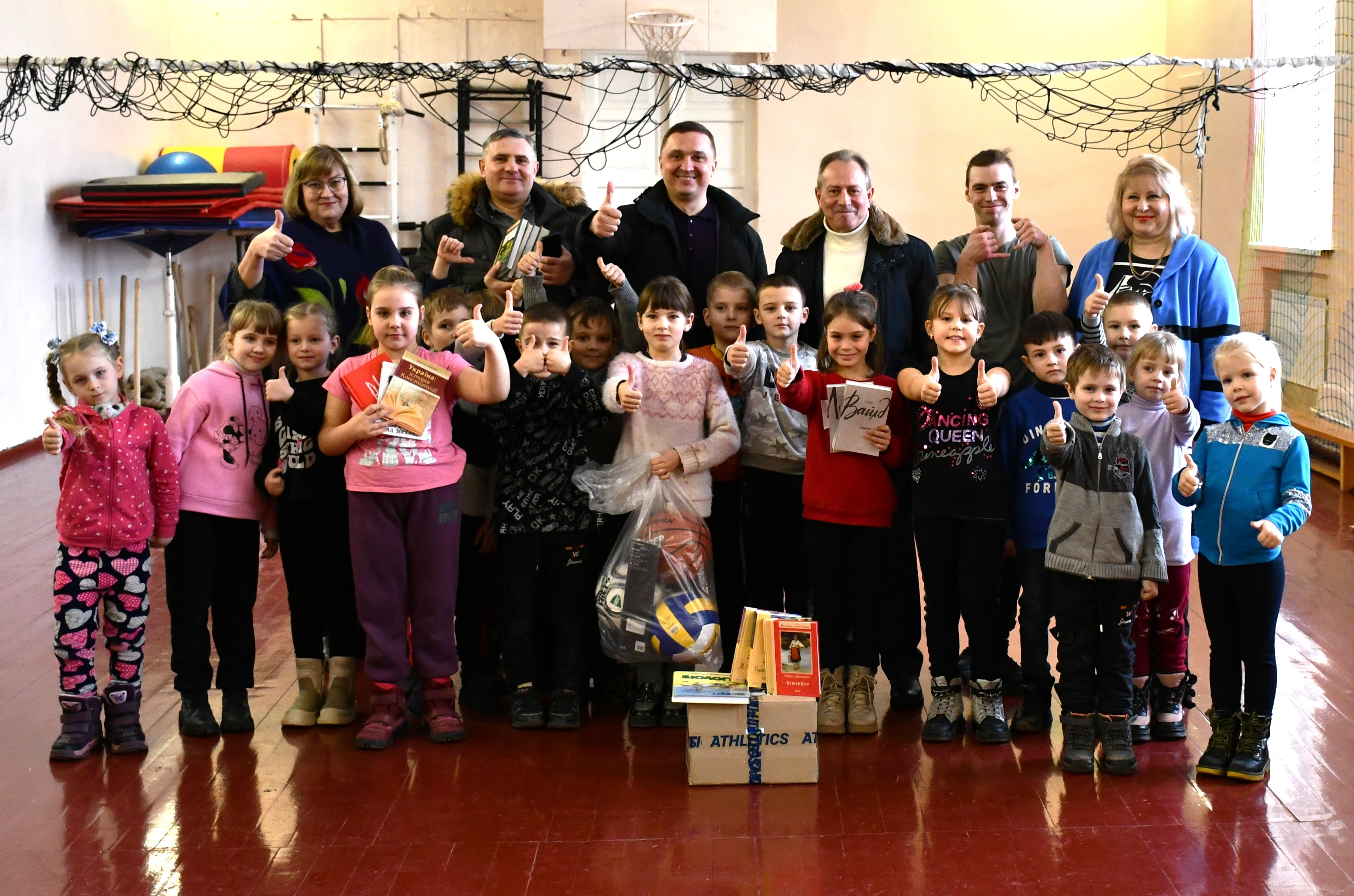 Kinder freuen sich über Geschenke