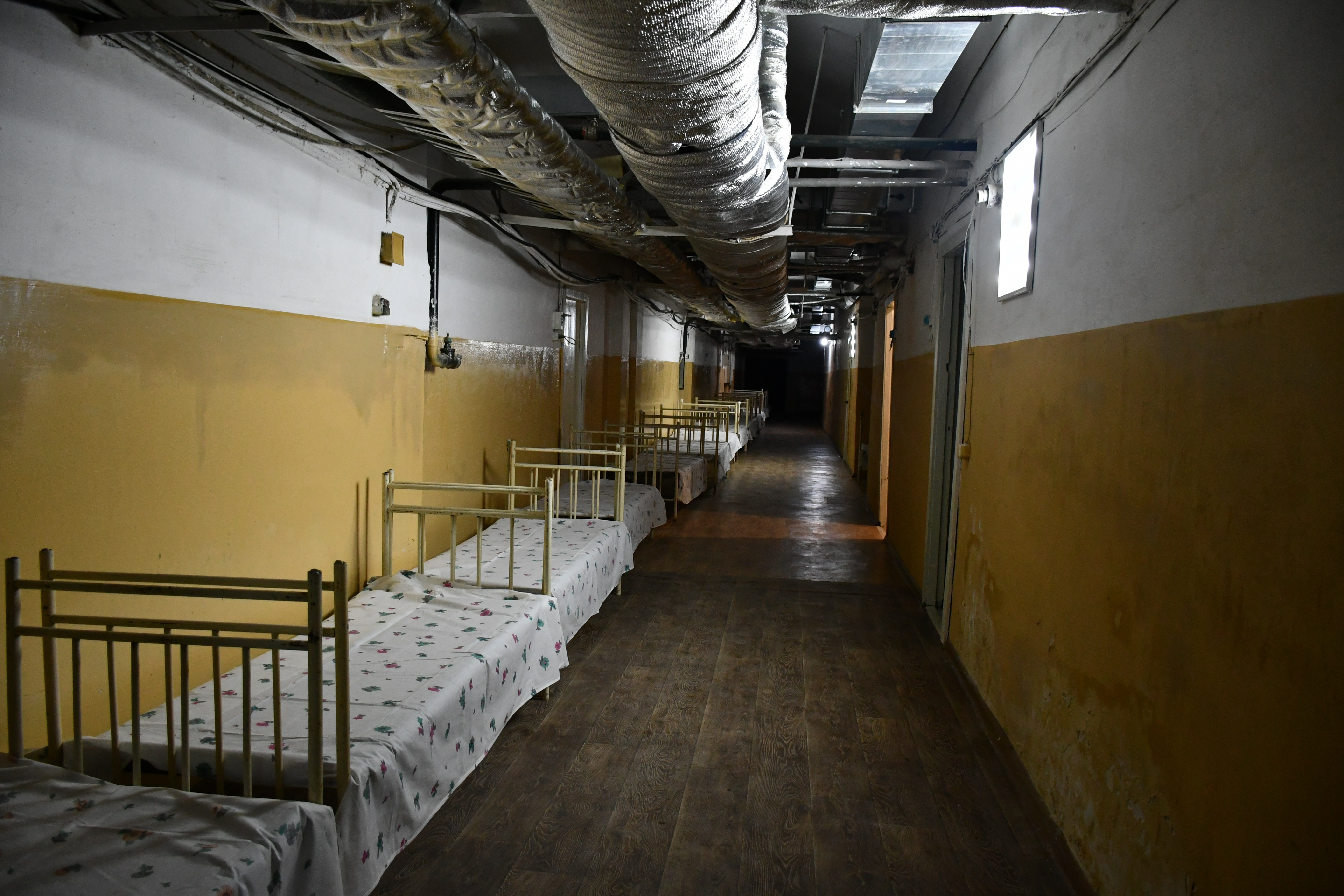 Betten in einem dunklen Gang