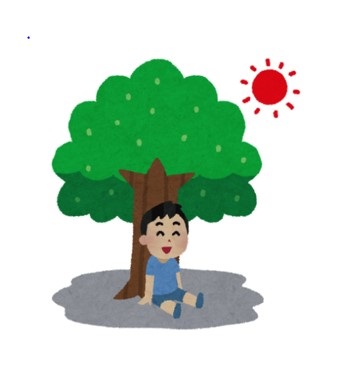 Ein Junge sitzt bei Hitze unter einem Baum