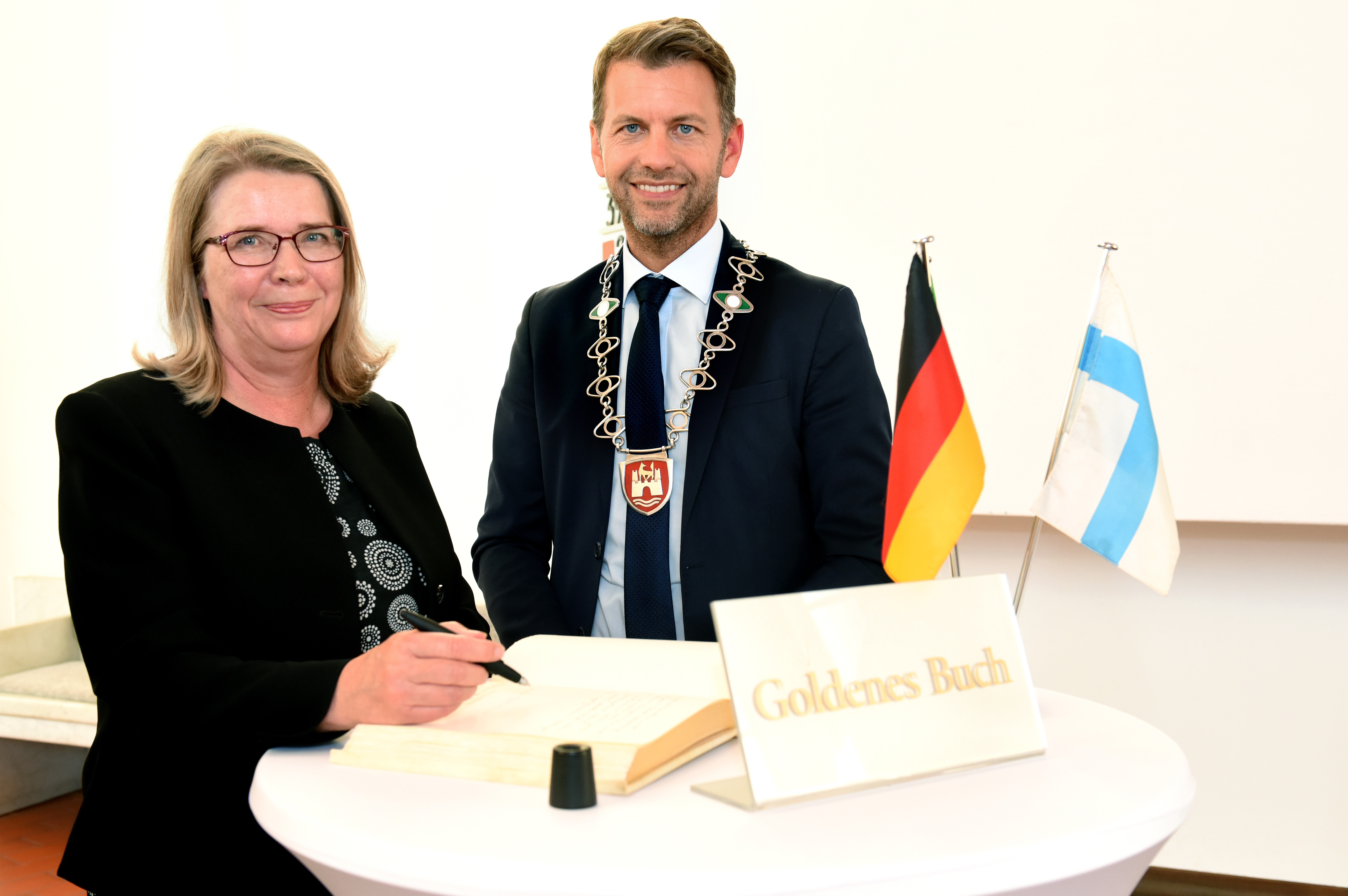 Anne Sipiläinen, Botschafterin von Finnland (links), Oberbürgermeister Dennis Weilmann