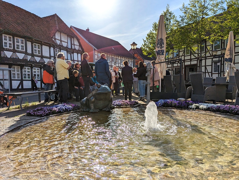 Menschen an einem Brunnen in Vorsfelde