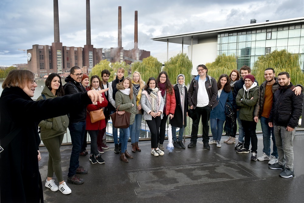Studenten vor der Autostadt