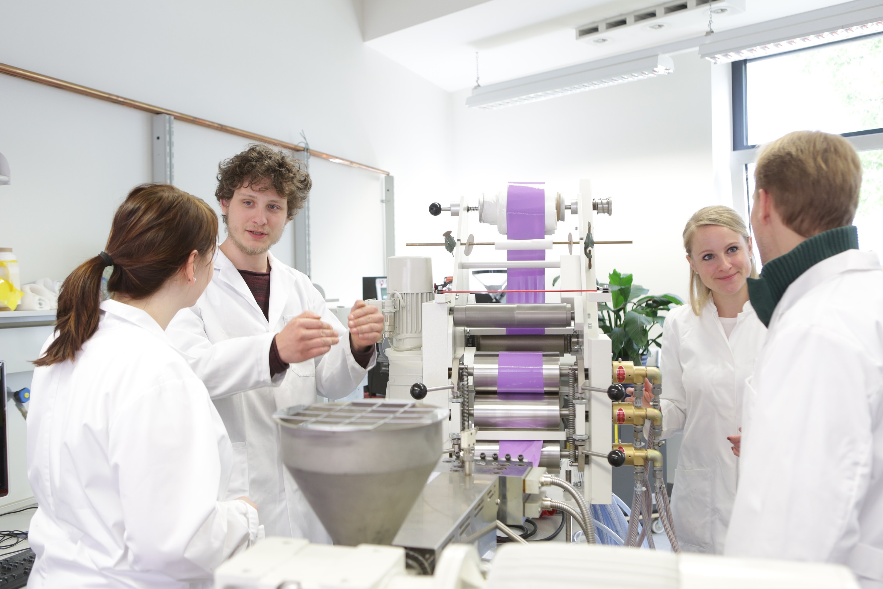 Studierende in der Kunstoffverarbeitung an der Ostfalia; Foto: Ostfalia