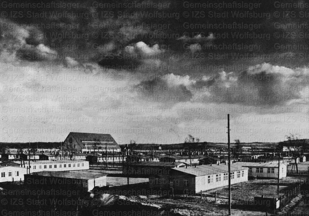 Das Gemeinschaftslager überragt von der Tullio-Cianetti-Halle, 1939; Foto: Fritz Heidrich