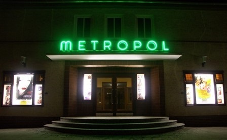 Eingang des Metropol bei Nacht