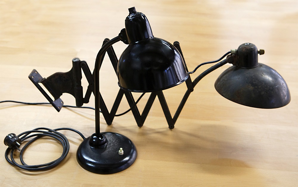 Zwei alte Schreibtischlampen