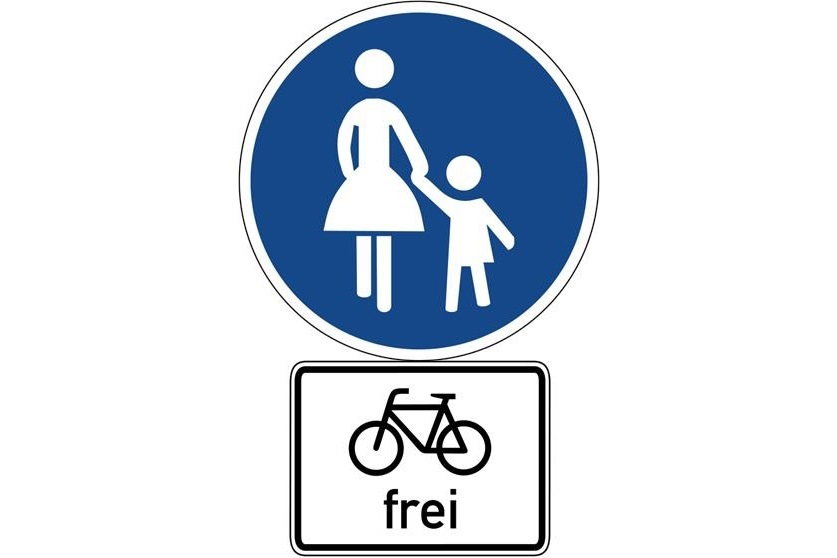 Ein Fußgängerschild mit dem Zusatz ''Radfahrer frei''