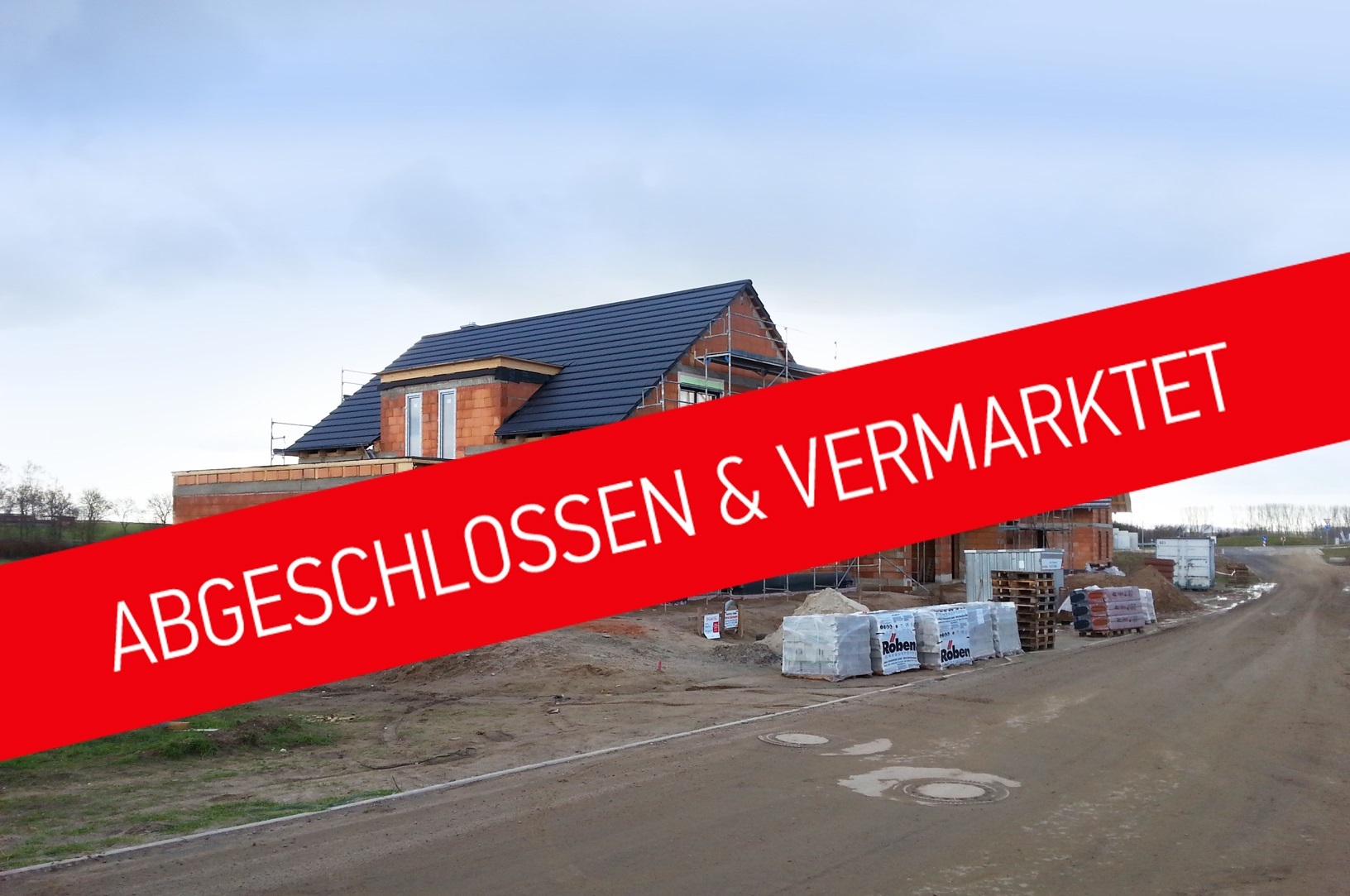 Haus im Baugebiet Hasenmorgen mit Störer und der Aufschrift: Abgeschlossen & Vermarktet