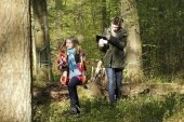 Kinder im Wald mit GPS