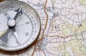 Ein Kompass auf einer Karte