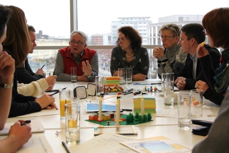 ExpertInnen und BürgerInnen diskutieren in Themengruppen gemeinsam die Projektvorschläge 