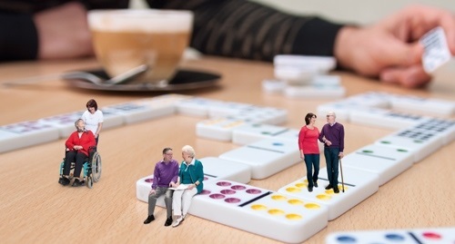 Collage eines Dominospiels mit mehreren Personen