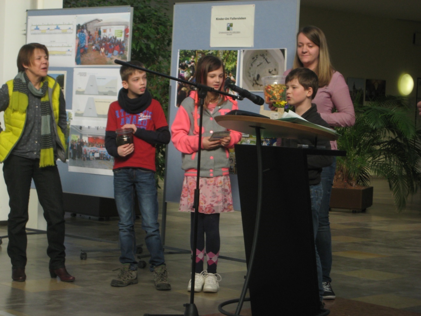 Schüler am Mikrofon bei der Preisverleihung in der Bürgerhalle