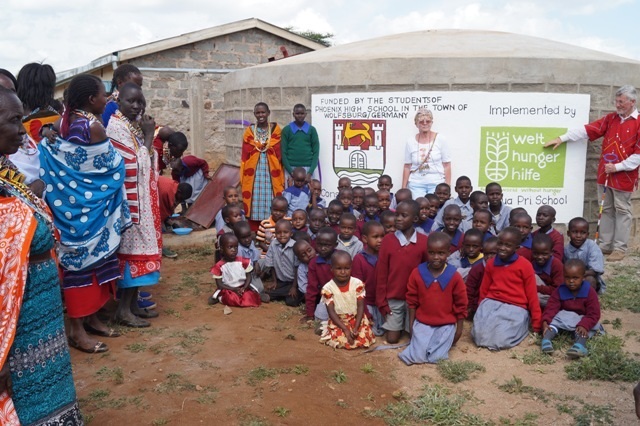 Kinder in einem Dorf in Kenia