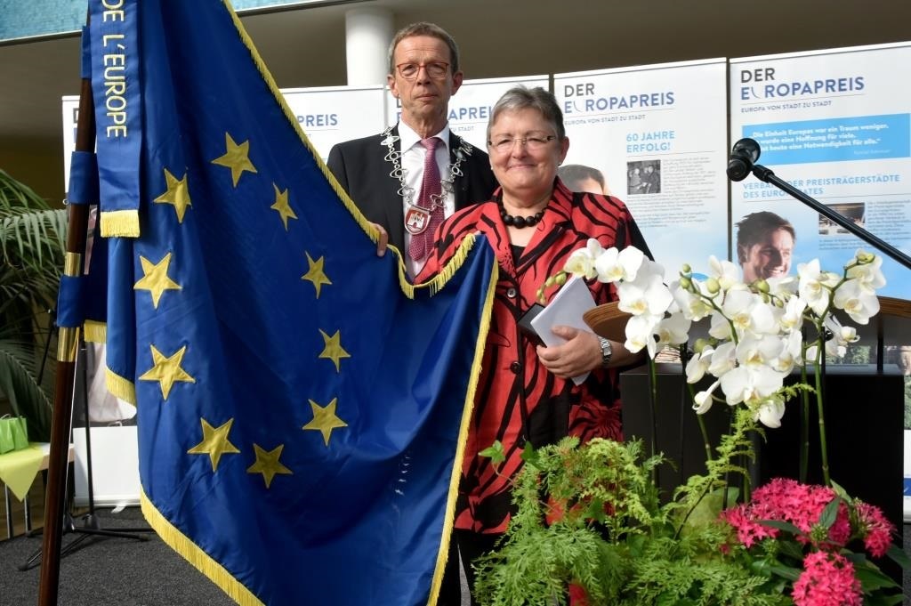 Verleihung der golden bestickten Ehrenfahne durch Marlene Rupprecht, Ehrenmit-glied des Europarates, an die Stadt Wolfsburg.