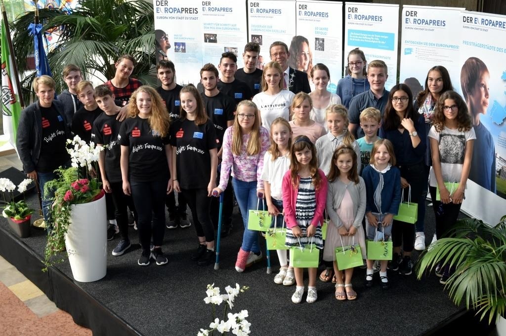 Wolfsburger Schülerinnen und Schüler gestalteten das Programm zur Verleihung, die Teilnehmerinnen und Teilnehmer am Europäischen Wettbewerb wurden von Oberbürgermeister Klaus Mohrs ausgezeichnet.