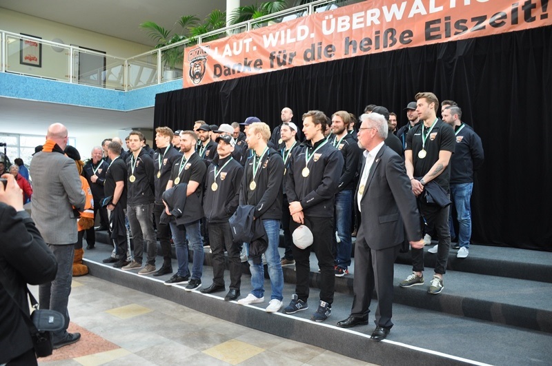 Gruppenbild der Grizzlys beim Empfang im Rathaus am 22.04.2017