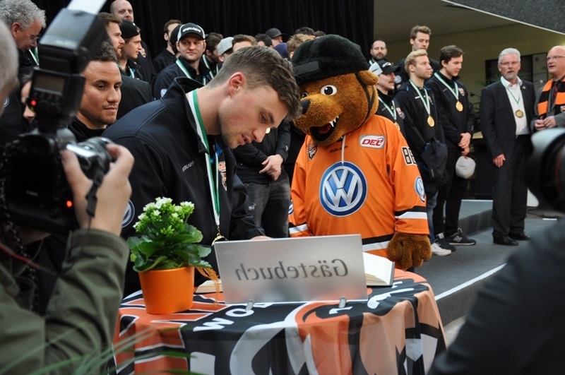 Spieler der Grizzlys signieren T-Shirts beim Empfang im Rathaus am 22.07.2017