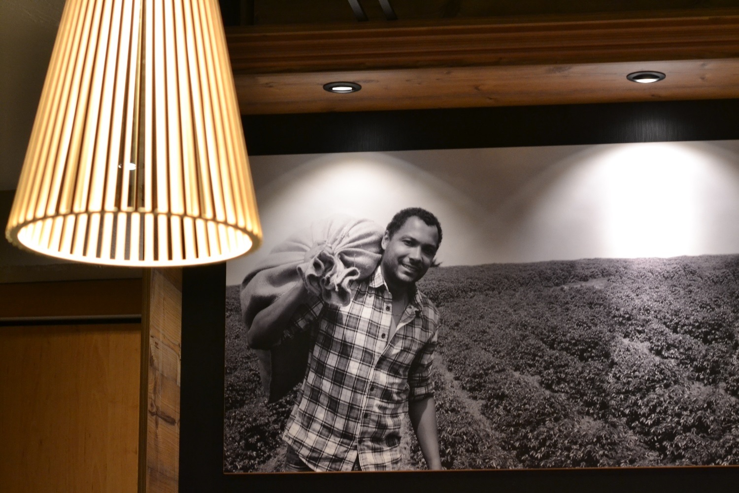 Eine Lampe und ein Wandbild mit einem Mann im Kolumbianischen Pavillon