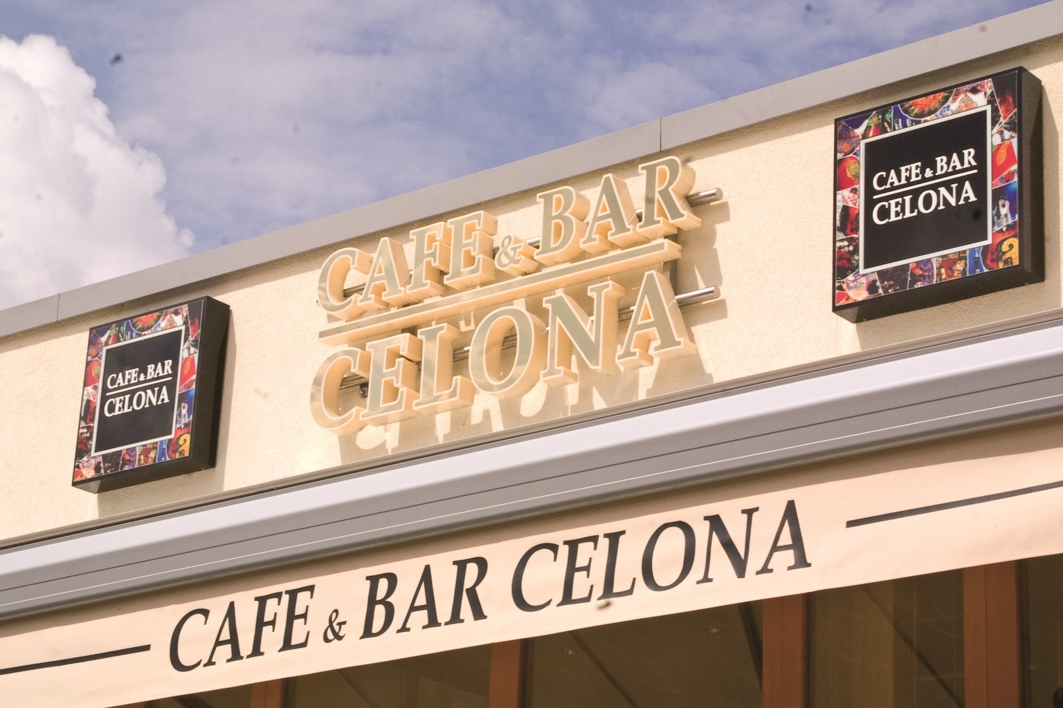 Namensschild Cafe & Bar Celona