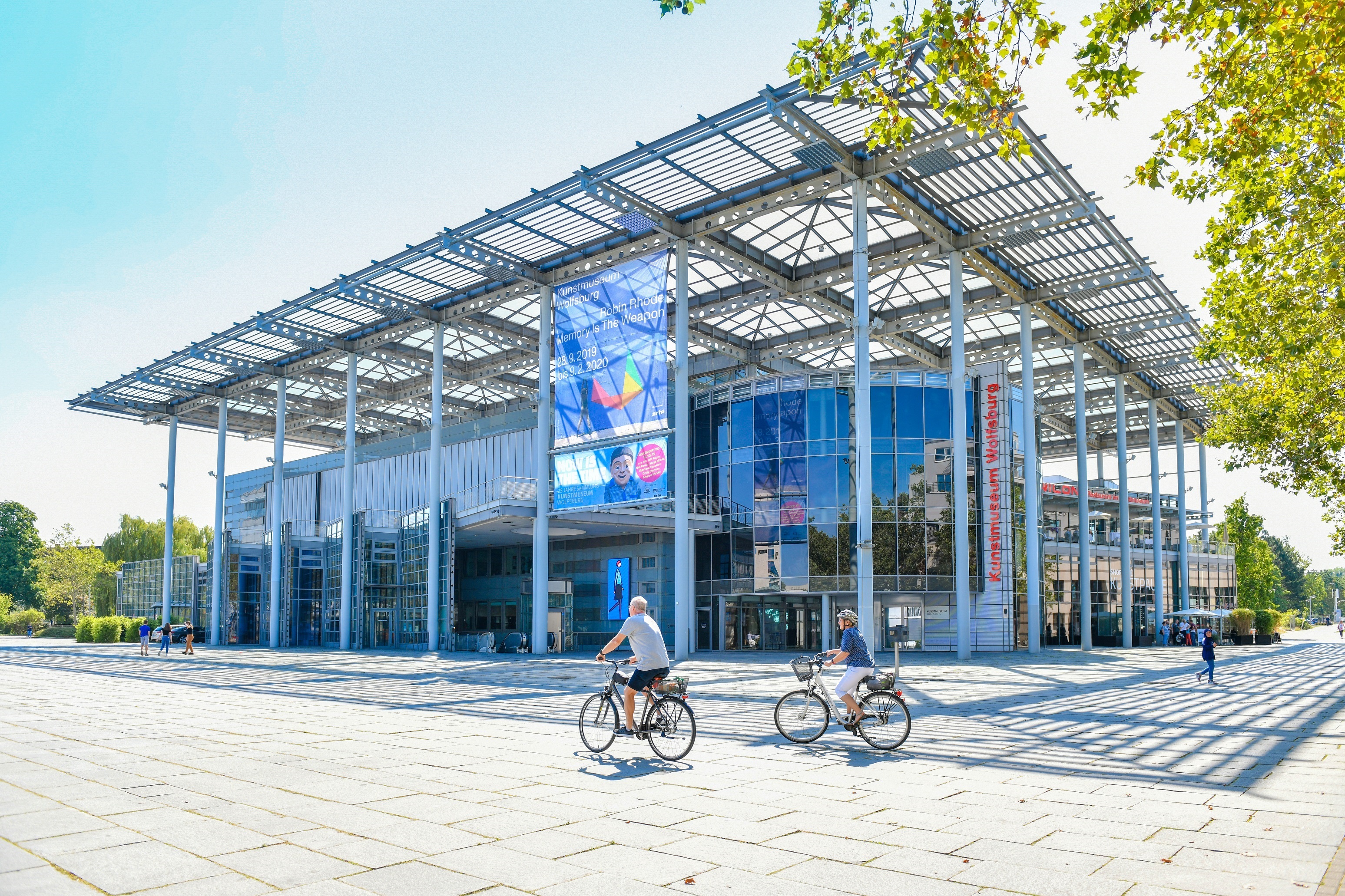 Außenansicht Kunstmuseum Wolfsburg mit einem Fahrradfahrer