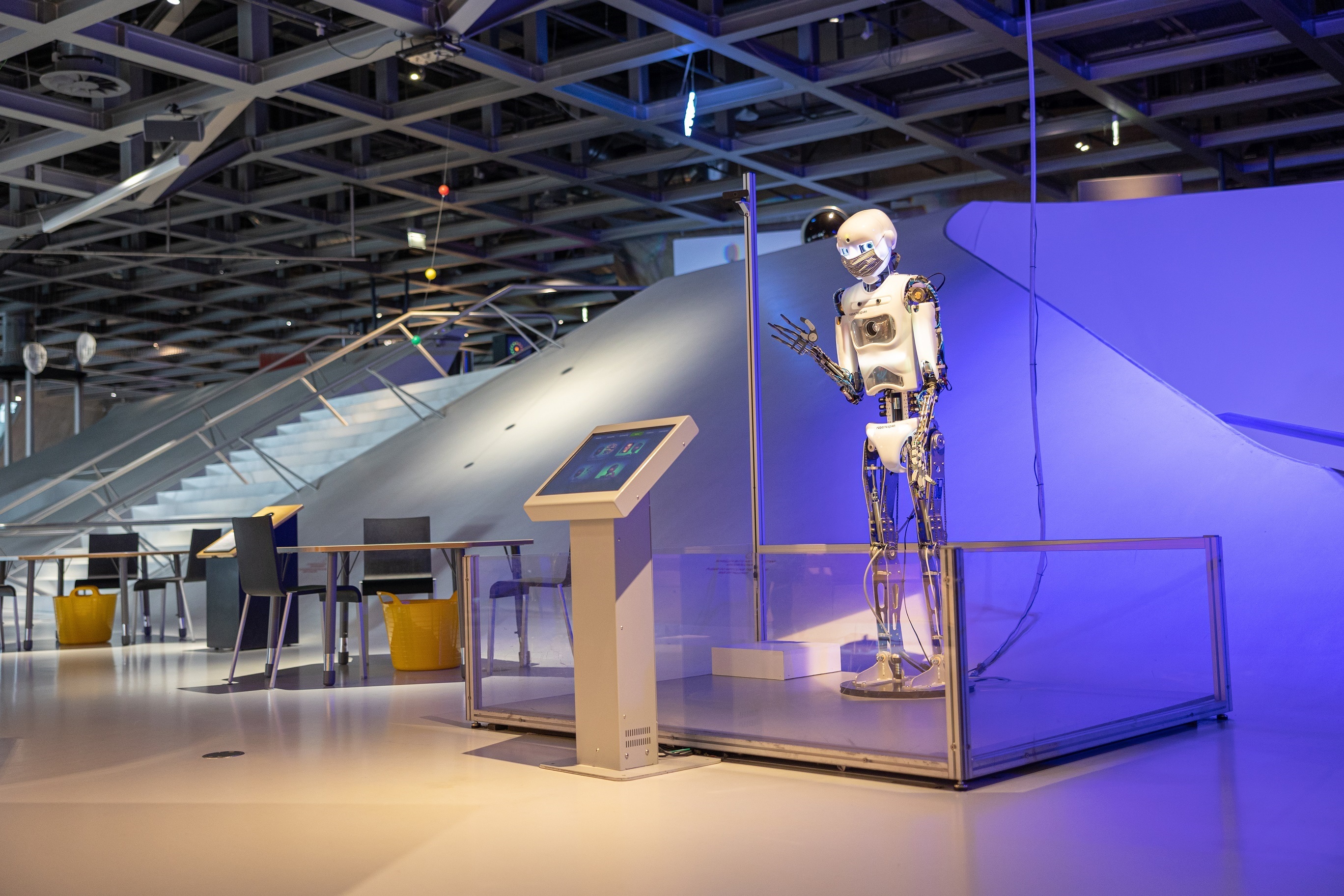 Roboter Smarty im phaeno mit Blick in die Ausstellungshalle