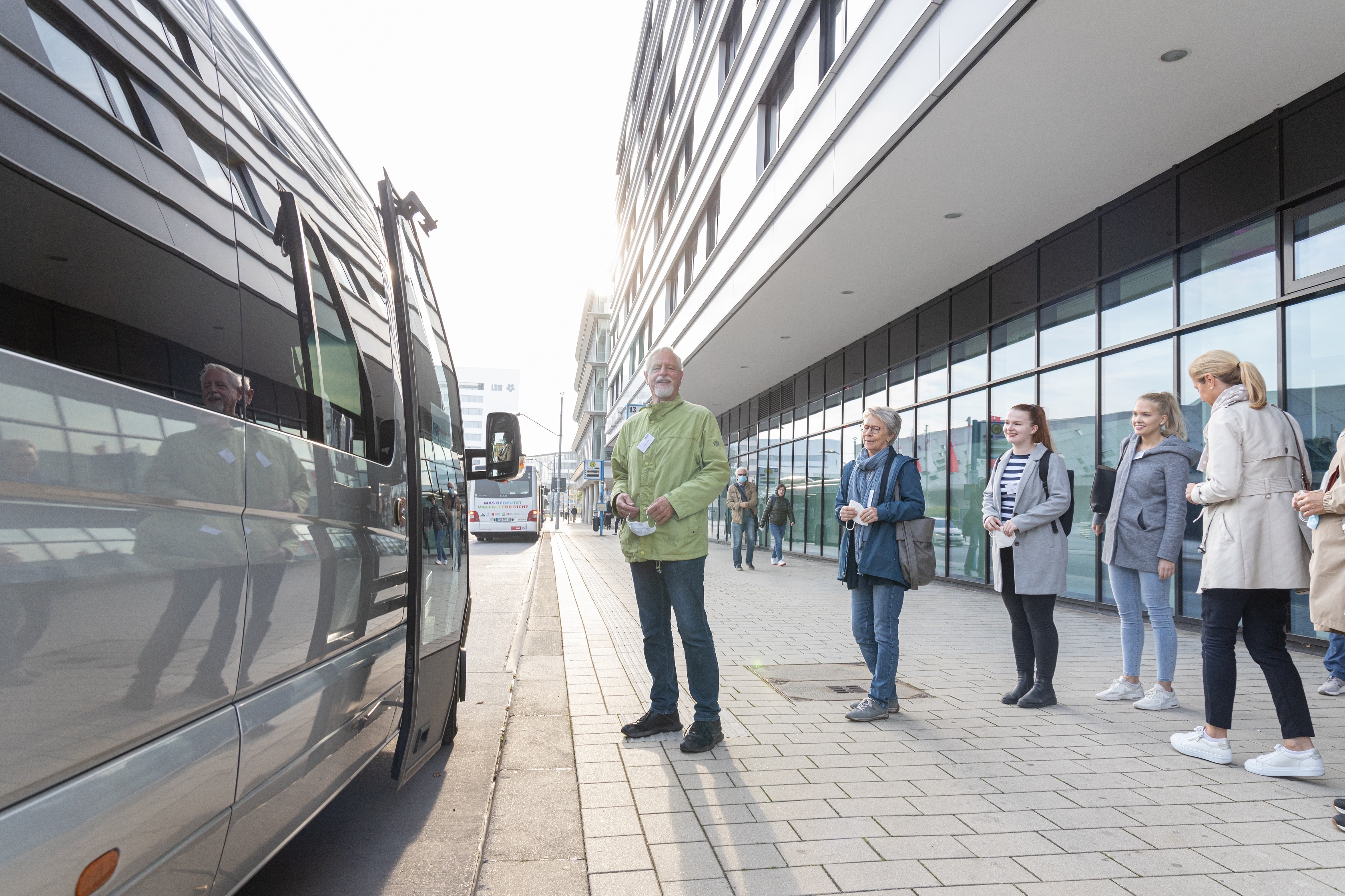 Stadtrundfahrt durch Wolfsburg, Gäste warten vor dem Bus