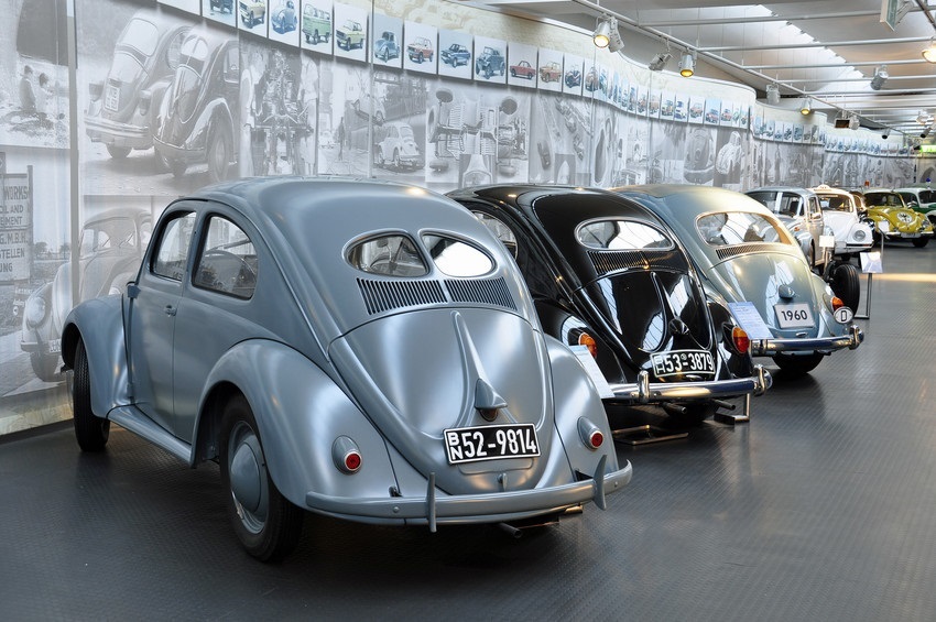 VW Käfer stehen in einer Reihe im Wolfsburger Automuseum