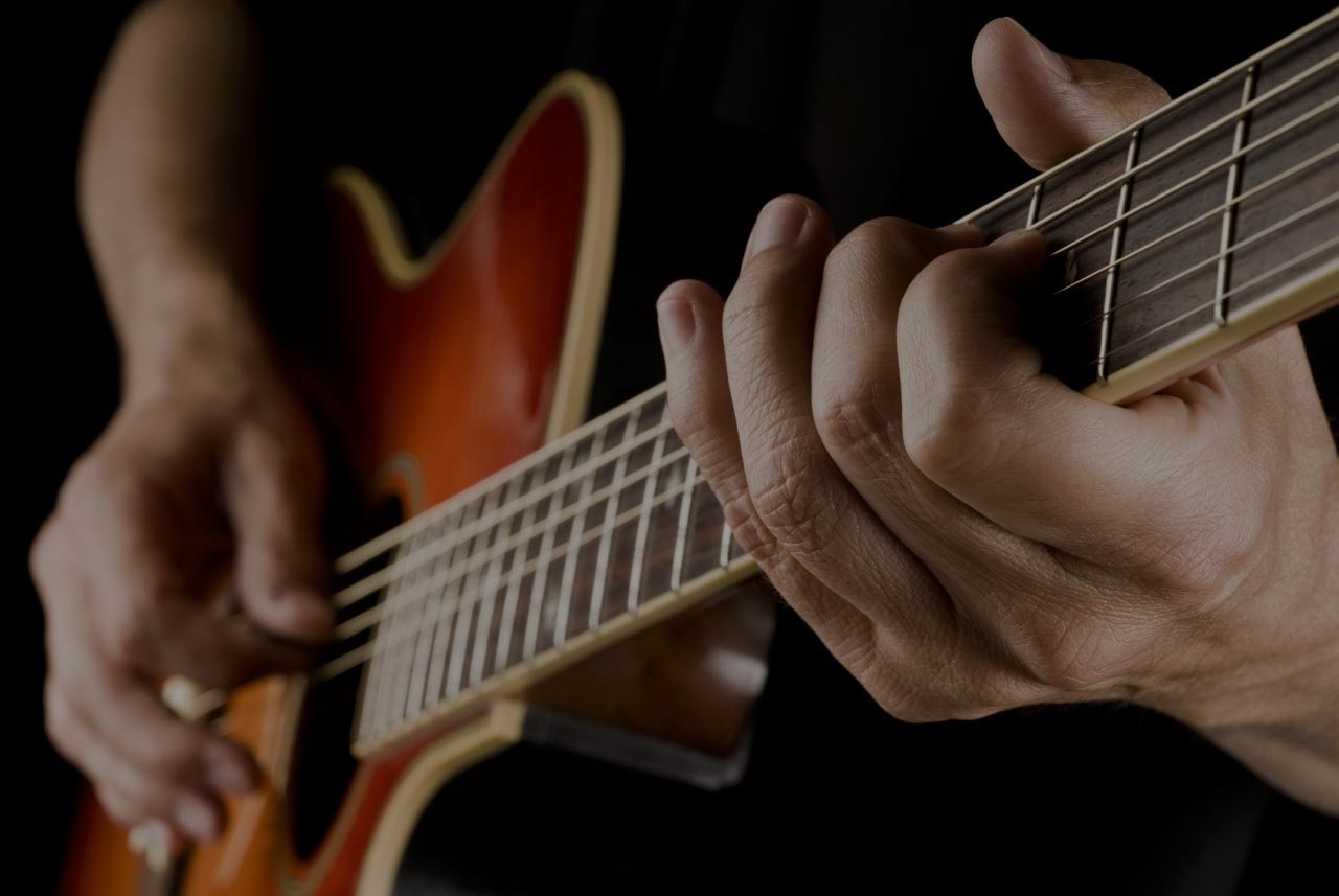Ein Gitarrenspiel; Foto: Miguel Garcia Saaved / Fotolia.com
